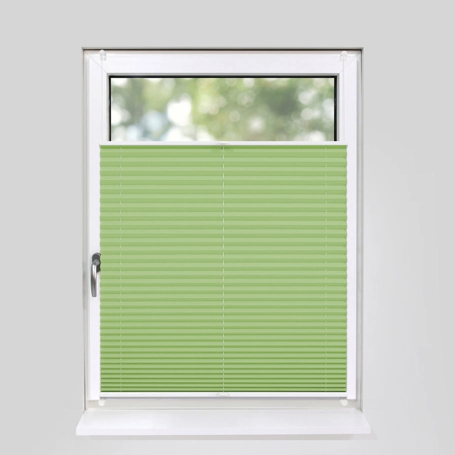 Grünes Deco-Raum Plissee Basic 55x150cm im Fenster, blickdicht und ohne Bohren montiert.