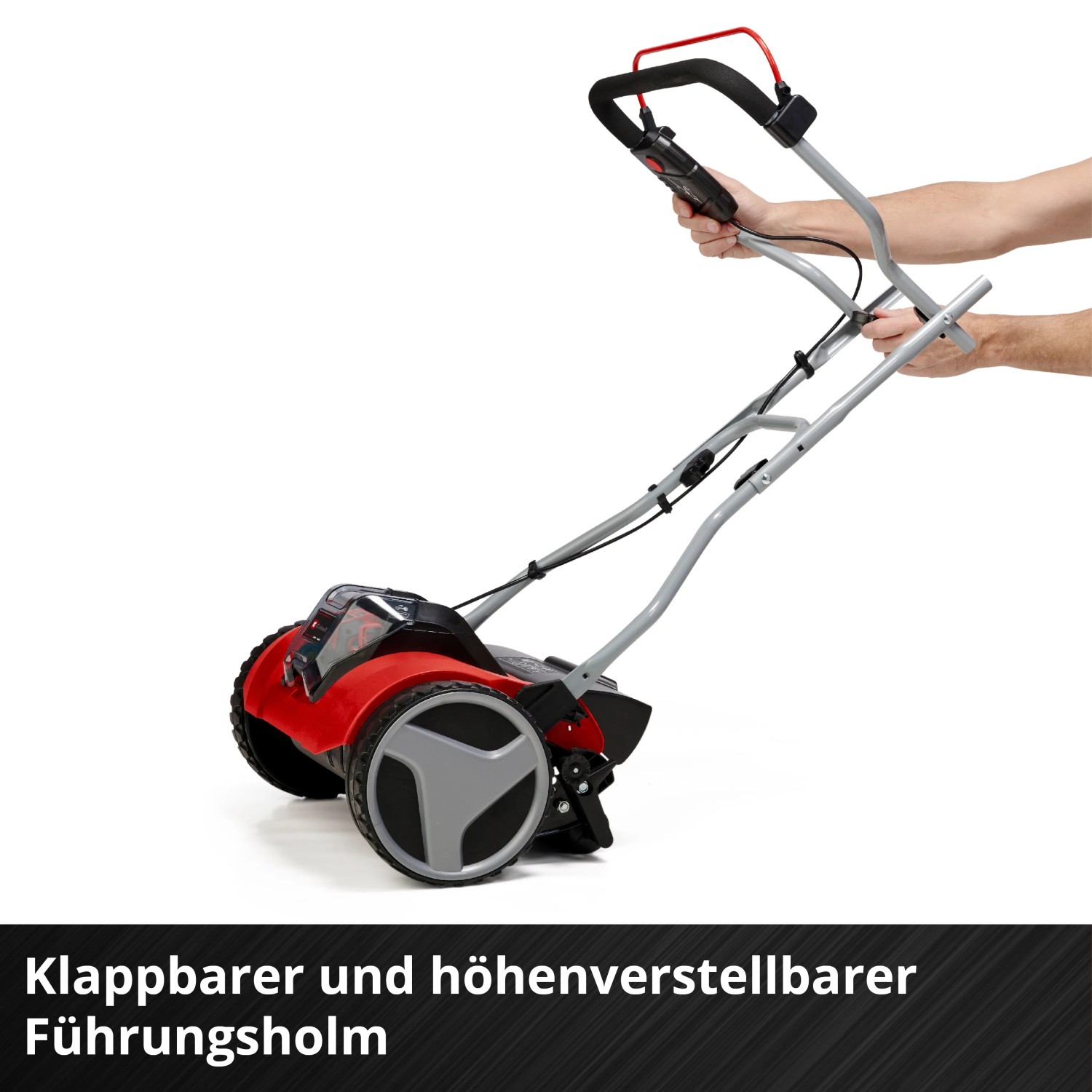 Einhell Akku-Spindelmäher GE-HM 18/38 Li-Solo: Roter Rasenmäher mit verstellbarem Griff in Nutzung.