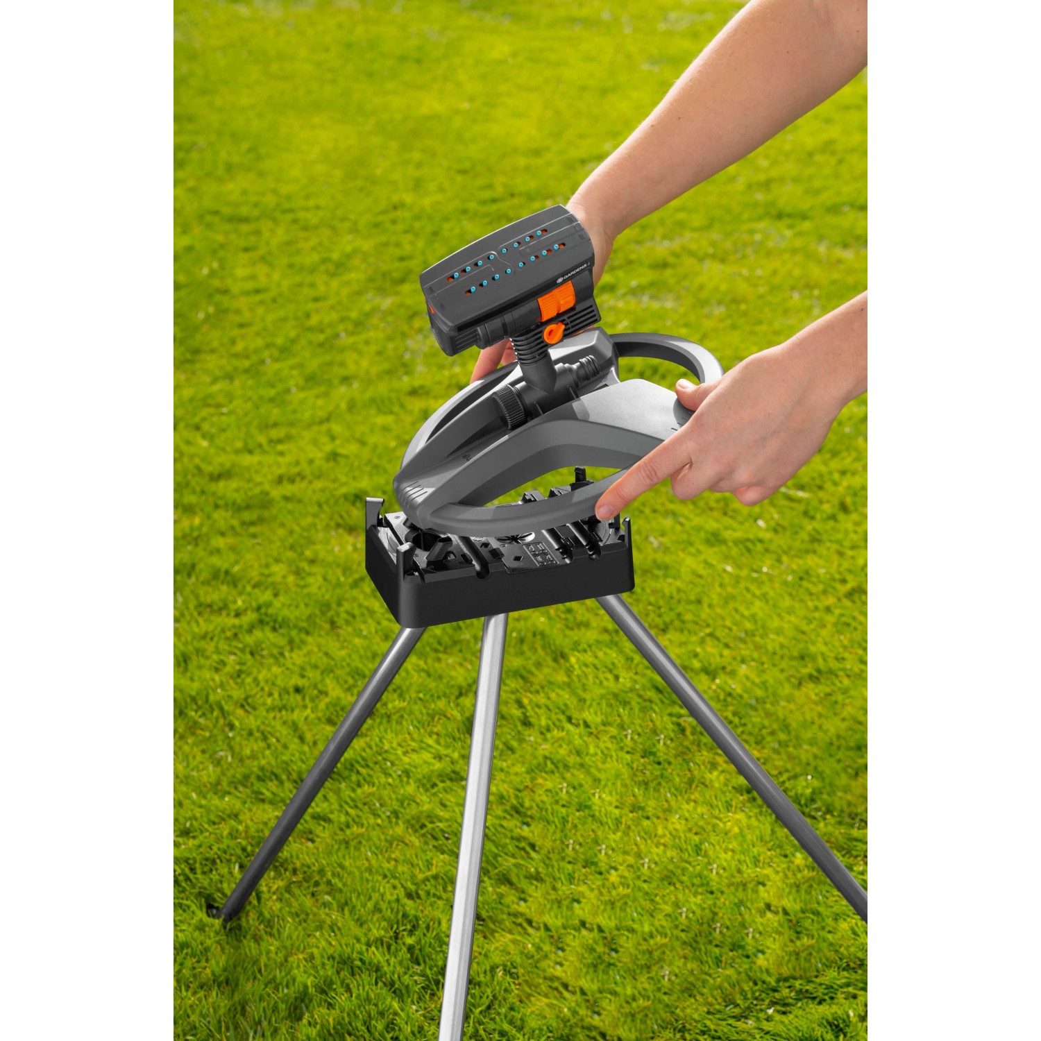 Gardena Regner-Stativ für erhöhte Bewässerung im Garten. Einfache Montage des Bewässerungscomputers.