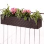Brauner Vivanno Blumenkasten Balkoni 80 cm mit rosa Blumen auf einem Balkongeländer.