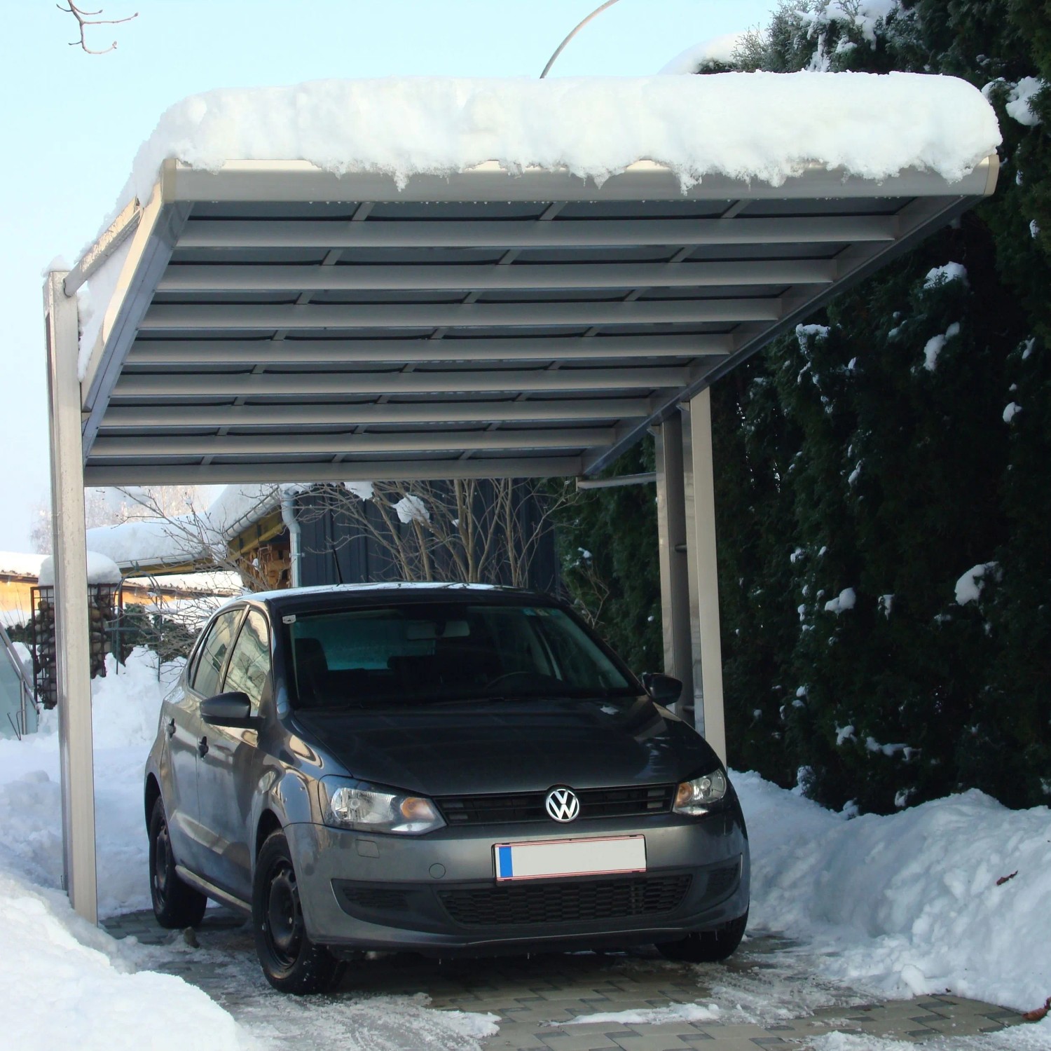 Ximax Carport My-Port Typ 2450, Edelstahl-Look, mit Auto im Winter.