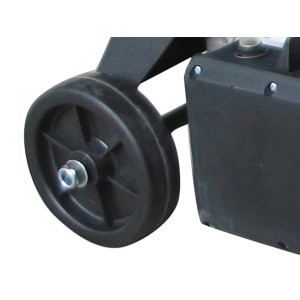 Detailaufnahme: Rad des schwarzen CMI Holzspalters 4 t für einfachen Transport.