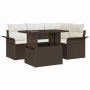 5-teiliges Gartenmöbel Set aus braunem Rattan mit Sofa, Sesseln und Tisch mit beigen Kissen.