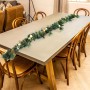 Costway Weihnachtsgirlande mit goldenen Kugeln und 50 warmweißen LEDs auf einem Esstisch.