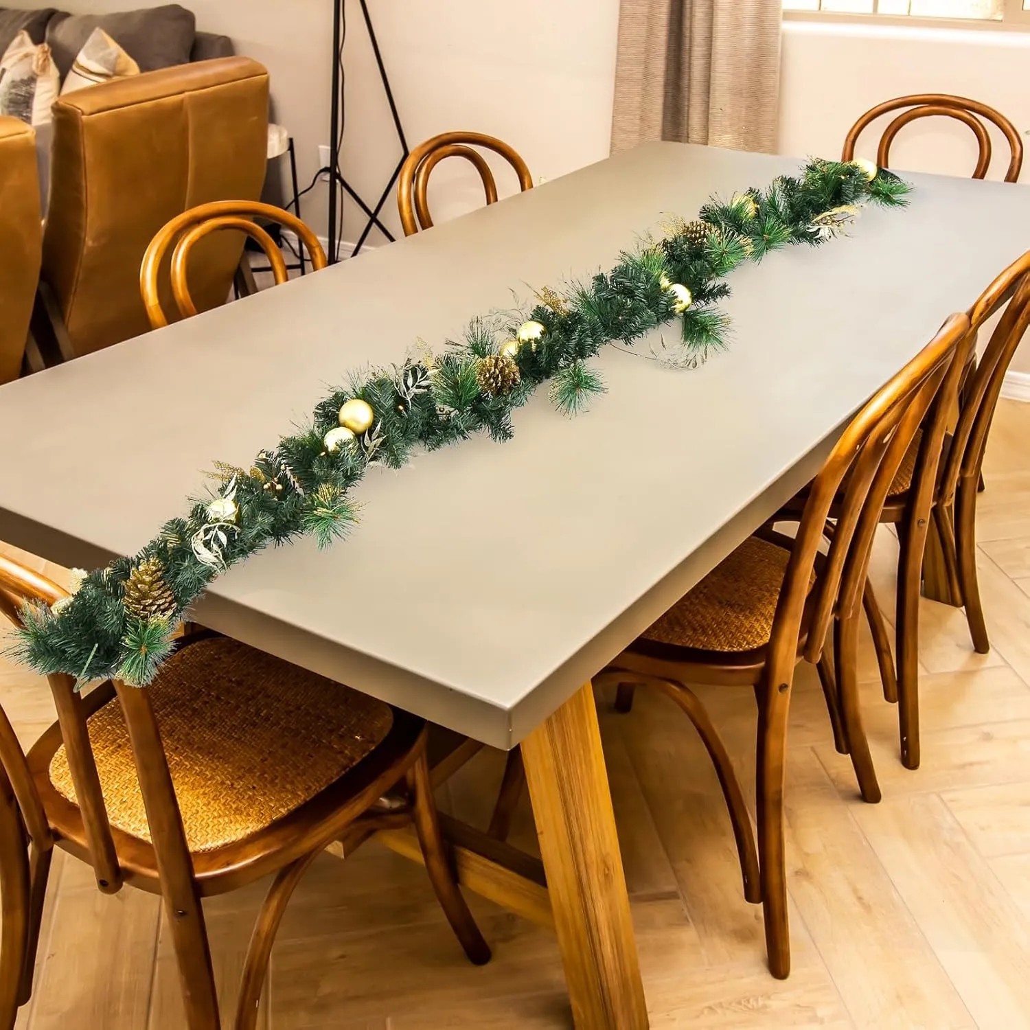Costway Weihnachtsgirlande mit goldenen Kugeln und 50 warmweißen LEDs auf einem Esstisch.