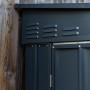 Detailaufnahme: Anthrazitfarbenes Globel Metall-Anlehngerätehaus Lean-To mit Lüftungsschlitzen.