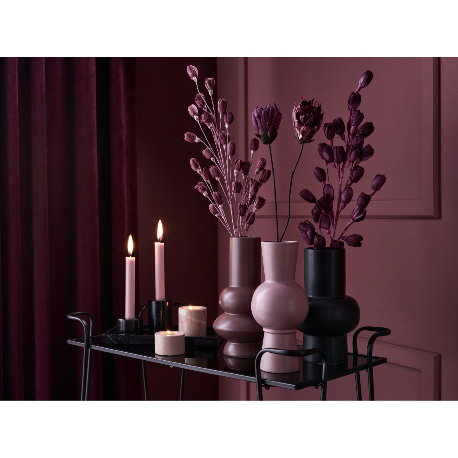 Dekorative, rosa Vase Midnight Mystery, 25,1 cm hoch, mit Blumen auf einem Tisch.