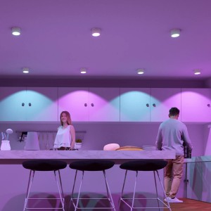 Szene mit weißen SSC-LUXon LED Aufbaustrahlern CELI-X in Küche mit RGB CCT Beleuchtung.