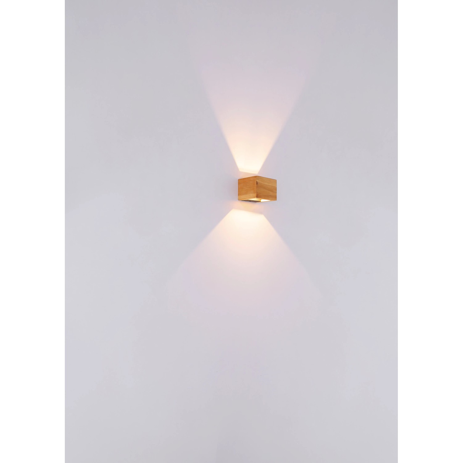Moderne LED-Wandleuchte Alina in Dunkelbraun, Holzoptik, für stimmungsvolle Beleuchtung.