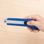 Hand hält blaues LUX Cuttermesser Classic 100 mm vor hellem Holzgrund.