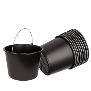 5 schwarze, robuste 20l Baueimer mit Metallhenkel. Einer steht, die anderen sind gestapelt. Für Bau & Garten.