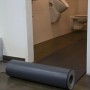 Graue Scorprotect Abdeckpappe (Milchtütenpapier) zum Schutz von Böden bei Renovierungsarbeiten.