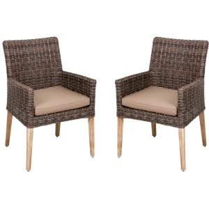 Zwei braune Gartenstühle Norvell mit Auflage aus Kunststoffgeflecht und Akazienholz.