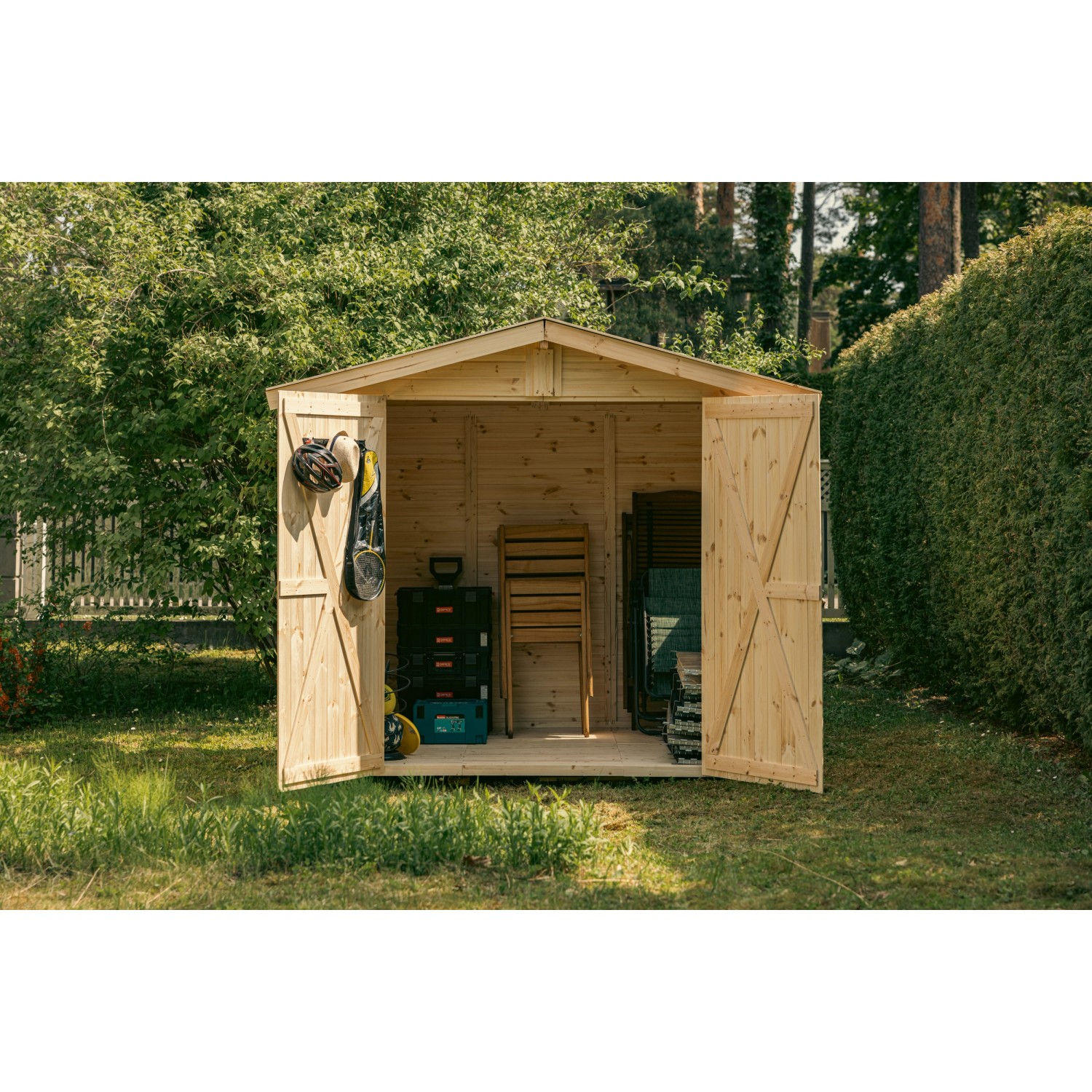 Offener Upyard Geräteschuppen aus Holz (240x170cm) im Garten, gefüllt mit Gartengeräten.