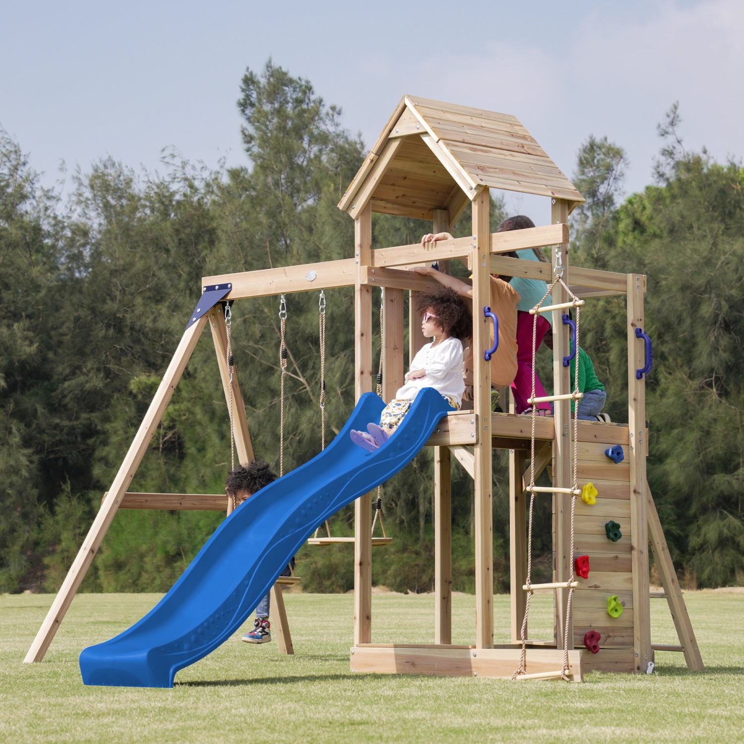 Axi Spielturm Moos mit Doppelschaukel, Rutsche blau, Kletterwand und Sandkasten aus Holz.