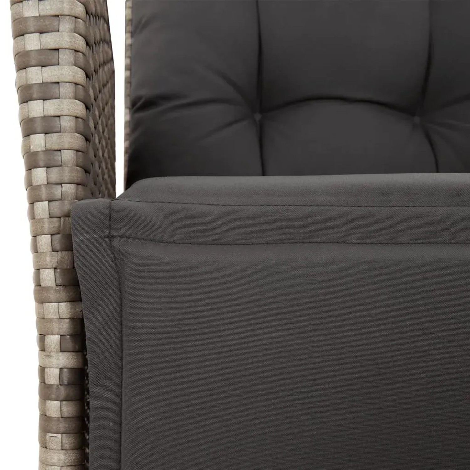 Detailaufnahme: Grauer vidaXL Gartenstuhl mit Kissen aus Poly Rattan, Teil der 9-tlg. Essgruppe.
