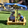 Dobar Sandkasten mit Dach, Kinder spielen im Sandkasten aus Holz mit Sonnenschutz.