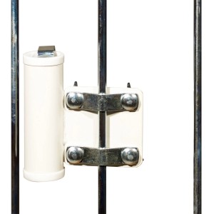 Weißer Videx Garden Sonnenschirmhalter Typ G zur Montage am Balkongitter.