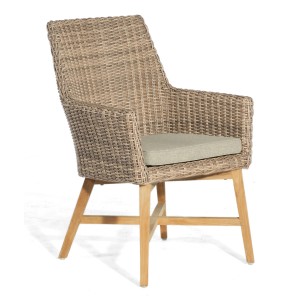 Natur24 Helios Sessel aus Kunststoffgeflecht Rustic-Stream, beige mit Kissen.