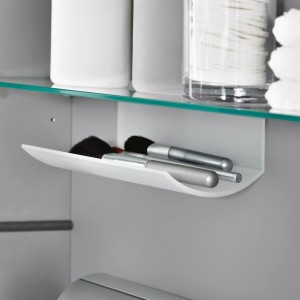 Detailaufnahme: Villeroy & Boch Spiegelschrank My View 14 mit Ablage und Kosmetikartikeln.