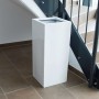 Eleganter, hochglanz-weißer Fiberglas Pflanzkübel Säule, 38x38x70cm, für Innen- und Außenbereich.