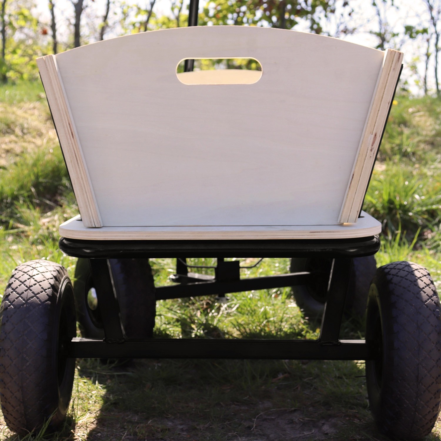 Schwarzer Sunny Bollerwagen Billy Beach Wagon mit Holzaufbau und Luftreifen.