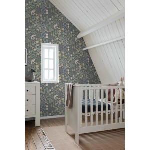 Dekorative Vliestapete mit blau-grünem Blumen- und Vogelmuster in einem Kinderzimmer.