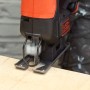 Black+Decker Akku-Stichsäge BDCJS12N in Aktion beim Sägen von Holz.