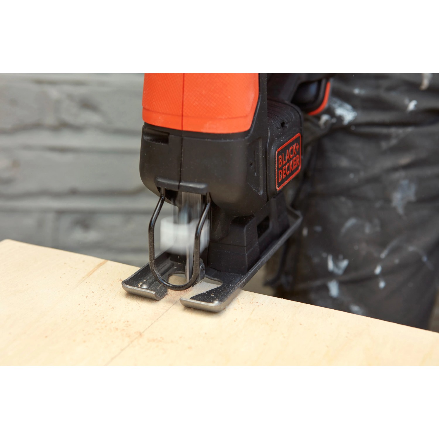 Black+Decker Akku-Stichsäge BDCJS12N in Aktion beim Sägen von Holz.