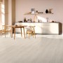 Heller Raum mit Egger NatureSense Aqua Laminat in Weiß. Wasserfester Laminatboden in Dielenoptik.