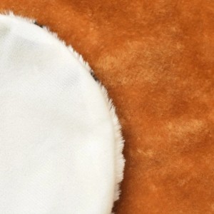Nahaufnahme des braunen Plüsch-Löwenfell Teppichs, zeigt weiche Textur und weißen Rand. Kunstfell Teppich.