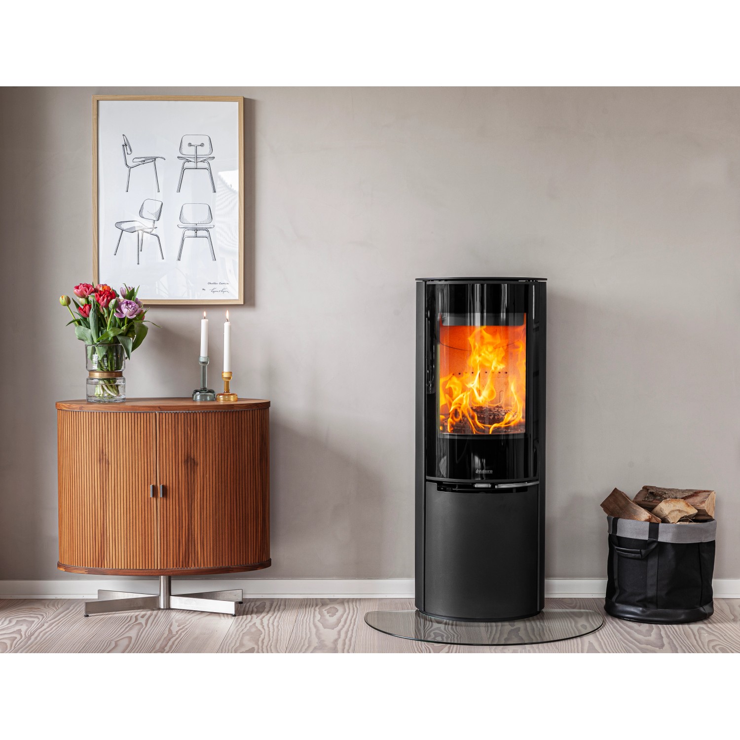 Schwarzer Aduro Kaminofen 22.1 Lux Stahl mit Automatik und brennendem Feuer.