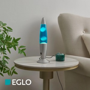 Silberne LED-Lavatischleuchte mit blauer Flüssigkeit und weißen Wachsblasen auf einem Beistelltisch.