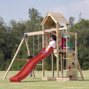 Axi Spielturm Moos mit Doppelschaukel, roter Rutsche und Kletterwand. Kinder spielen im Garten.