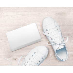 6er-Pack Schmutzradierer neben weißen Sneakers auf hellem Holzgrund.