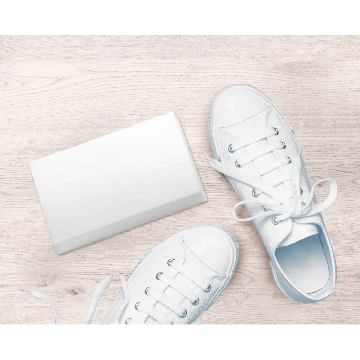 6er-Pack Schmutzradierer neben weißen Sneakers auf hellem Holzgrund.