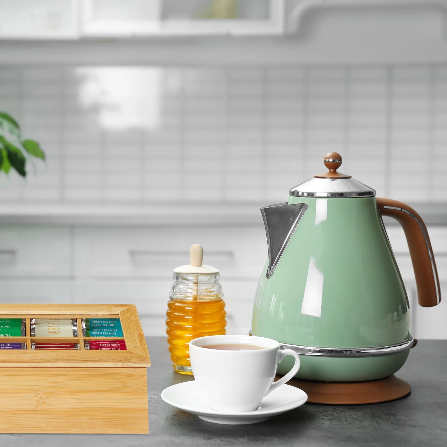 Relaxdays Teebox aus Bambus mit 12 Fächern zur Aufbewahrung von Teebeuteln und Kaffeekapseln.