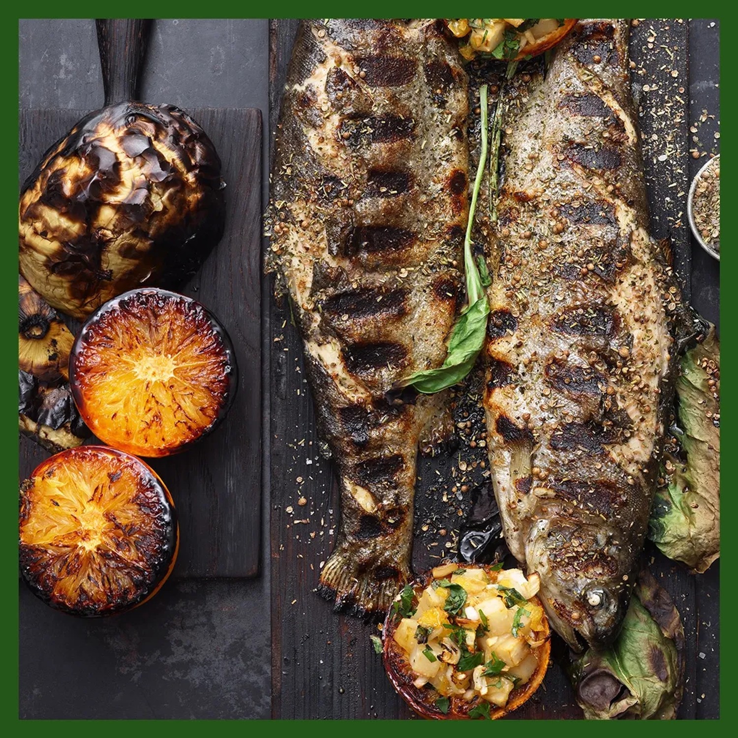 Gegrillte Forelle mit Gemüse und Orange, angerichtet. Weber Grillrezepte.