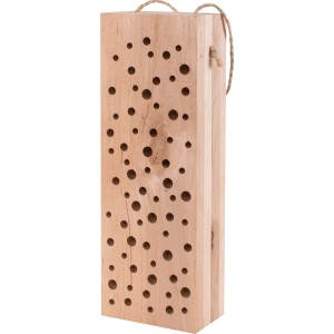 Rechteckiges Insektenhotel aus hellem Hartholz mit vielen Bohrlöchern und einer Kordel zum Aufhängen.