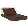 Braune 2-Personen-Sonnenliege mit Dach aus Poly Rattan und cremeweißen Kissen.