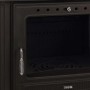 Detailaufnahme: Schwarzer 365 Kaminofen Ferrox 75 mit Gusstür und silbernem Griff.