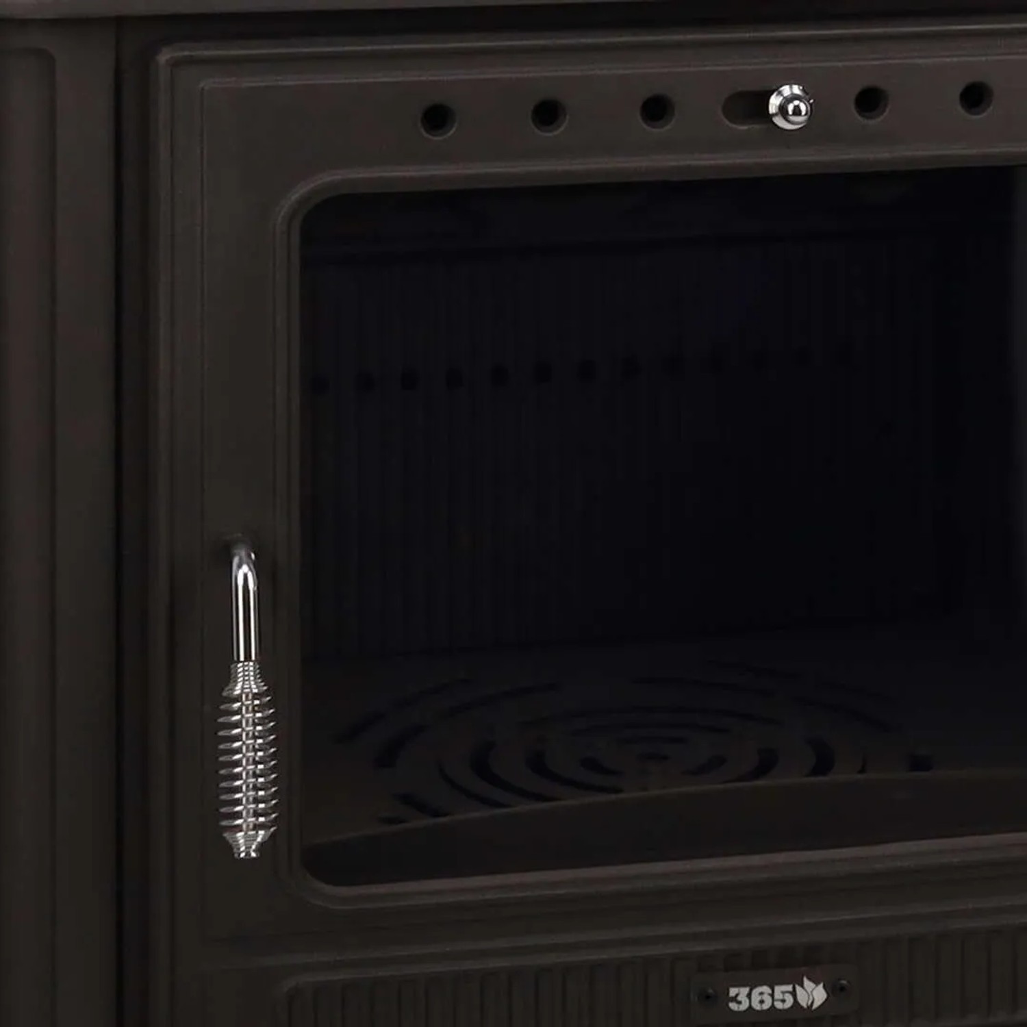 Detailaufnahme: Schwarzer 365 Kaminofen Ferrox 75 mit Gusstür und silbernem Griff.