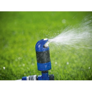 LUX Kreisregner Comfort beim Bewässern eines grünen Rasens. Gartenbewässerung mit Regner.