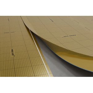 Goldene Selitbloc Klickvinylunterlage Pro+ mit "easy cut" Rasterdruck, wird ausgerollt. Trittschalldämmung für Vinylböden.