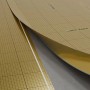 Goldene Selitbloc Klickvinylunterlage Pro+ mit "easy cut" Rasterdruck, wird ausgerollt. Trittschalldämmung für Vinylböden.