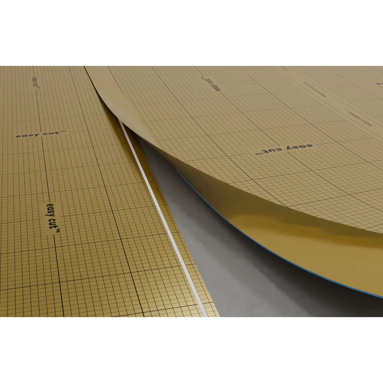 Goldene Selitbloc Klickvinylunterlage Pro+ mit "easy cut" Rasterdruck, wird ausgerollt. Trittschalldämmung für Vinylböden.