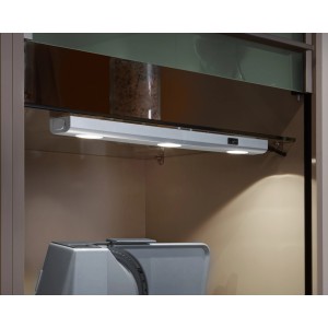 Trio LED Unterbauleuchte, titanfarbig, 40 cm, montiert unter einem Küchenschrank.