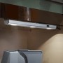 Trio LED Unterbauleuchte, titanfarbig, 40 cm, montiert unter einem Küchenschrank.