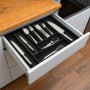 Ausziehbarer, schwarzer Relaxdays Besteckkasten aus Bambus und MDF im Schubfach mit Besteck.