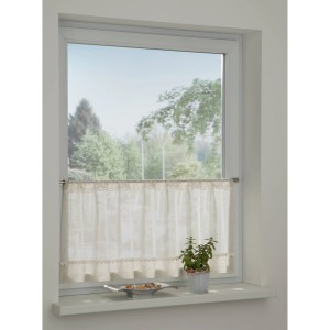 Naturfarbene Bistrogardine mit Herz-Borte am Fenster, Landhausstil.